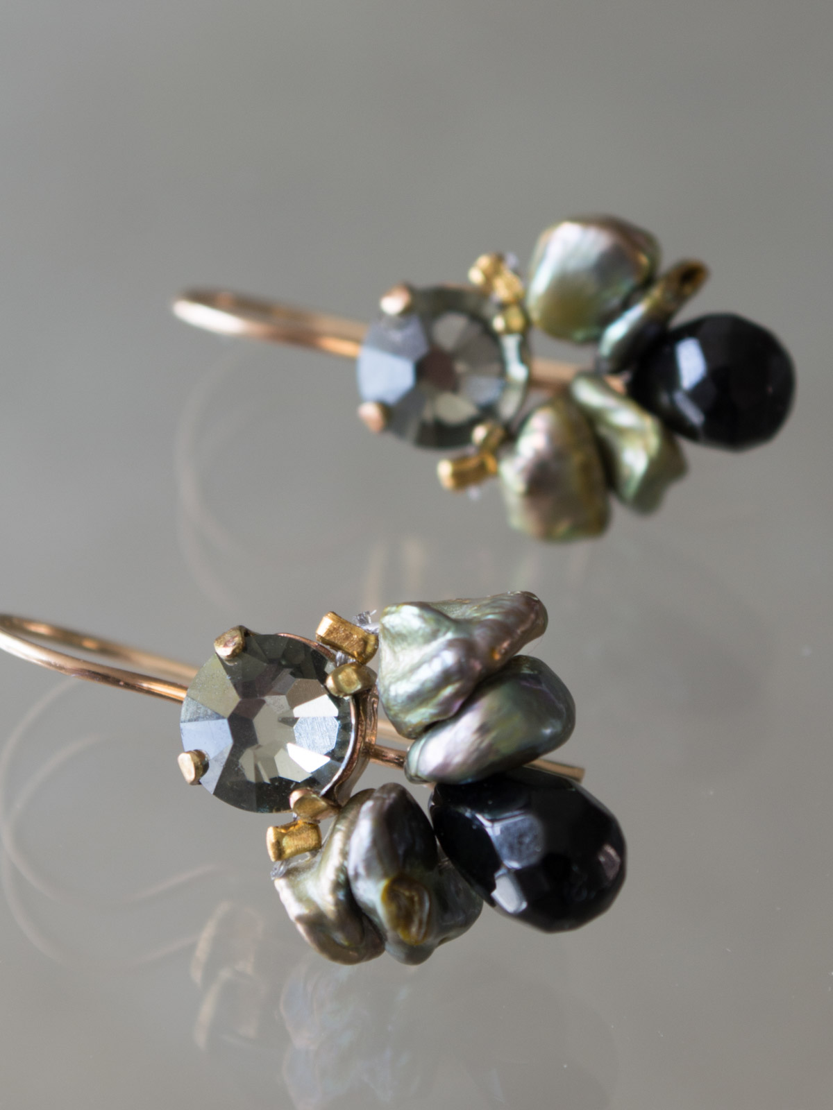 earrings Bee grey crystal, dark pearls